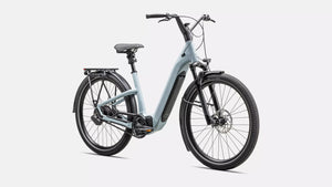 Specialized E-Bike Como 5.0 mit Nabenschaltung IGH in hellblau, Ansicht schräg-frontal vor weißem Hintergrund