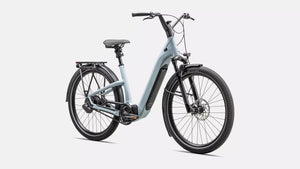 Specialized E-Bike Como 5.0 mit Nabenschaltung IGH in hellblau, Ansicht schräg-frontal vor weißem Hintergrund