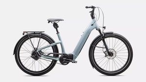 Specialized E-Bike Como 5.0 mit Nabenschaltung IGH NB in hellblau, seitliche Ansicht vor weißem Hintergrund 
