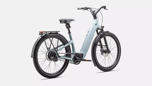 Specialized E-Bike Como 5.0 mit Nabenschaltung IGH in hellblau, Ansicht schräg von Hinten vor weißem Hintergrund