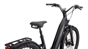 Detailansicht, E-Bike in glänzendem schwarz mit tiefem Einstieg, schräge Ansicht von Hinten