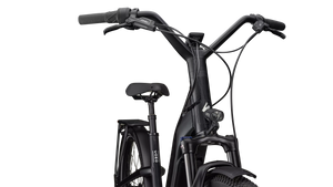 Detailansicht E-Bike in glänzendem schwarz mit tiefem Einstieg, frontale Ansicht