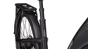 E-Bike in glänzendem schwarz mit tiefem Einstieg, Sattelstange Detailansicht