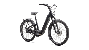 E-Bike in glänzendem schwarz mit tiefem Einstieg, schräg-frontale Ansicht