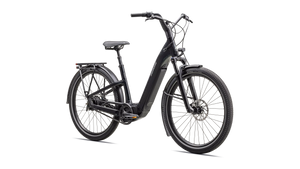 E-Bike in glänzendem schwarz mit tiefem Einstieg, schräg-frontale Ansicht