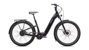 E-Bike in glänzendem schwarz mit tiefem Einstieg, seitliche Ansicht