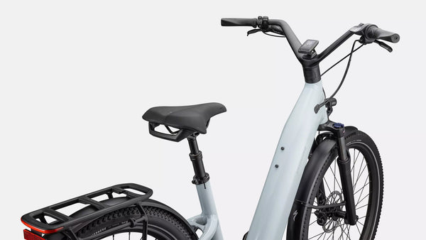 Specialized E-Bike Como 4.0 mit Kettenschaltung RH in glänzendem hellblau, Detailansicht von Hinten vor weißem Hintergund