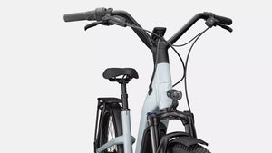 Specialized E-Bike Como 4.0 mit Kettenschaltung RH in glänzendem hellblau, frontale Detailansicht vor weißem Hintergund