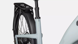 Specialized E-Bike Como 4.0 mit Kettenschaltung RH in glänzendem hellblau, Detailansicht Sattelstange vor weißem Hintergund