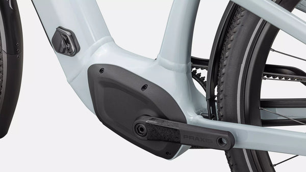 Specialized E-Bike Como 4.0 mit Kettenschaltung RH in glänzendem hellblau, Detailansicht Pedale vor weißem Hintergund