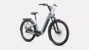 Specialized E-Bike Como 4.0 mit Kettenschaltung RH in glänzendem hellblau, seitlich-frontale Ansicht vor weißem Hintergund