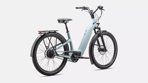 Specialized E-Bike Como 4.0 mit Kettenschaltung RH in glänzendem hellblau, schräge Ansicht von Hinten vor weißem Hintergund