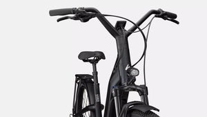 Specialized E-Bike Como 4.0 mit Kettenschaltung RH in schwarz, Detailansicht von Vorne vor weißem Hintergrund