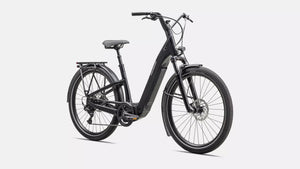 Specialized E-Bike Como 4.0 mit Kettenschaltung RH in schwarz, Ansicht schräg-frontal vor weißem Hintergrund
