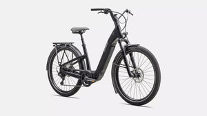 Specialized E-Bike Como 4.0 mit Kettenschaltung RH in schwarz, Ansicht schräg-frontal vor weißem Hintergrund