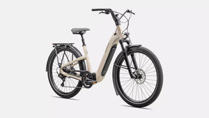 Specialized E-Bike Como 4.0 mit Kettenschaltung RH in beige mit schwarzen Details, Ansicht schräg-frontal vor weißem Hintergrund