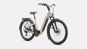 Specialized E-Bike Como 4.0 mit Kettenschaltung RH in beige mit schwarzen Details, Ansicht schräg-frontal vor weißem Hintergrund