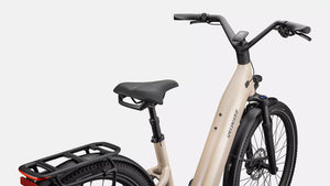 Specialized E-Bike Como 4.0 mit Kettenschaltung RH in beige mit schwarzen Details, Detailansicht schräg von Hinten vor weißem Hintergrund