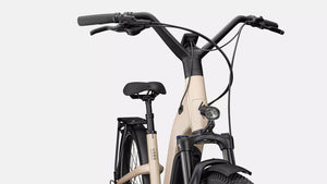 Specialized E-Bike Como 4.0 mit Kettenschaltung RH in beige mit schwarzen Details, Detailansicht von Vorne vor weißem Hintergrund