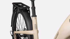 Specialized E-Bike Como 4.0 mit Kettenschaltung RH in beige mit schwarzen Details, Detailansicht Sattelstange vor weißem Hintergrund