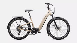 Specialized E-Bike Como 4.0 mit Kettenschaltung RH in beige mit schwarzen Details, seitliche Ansicht vor weißem Hintergrund