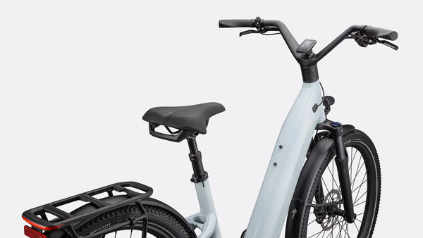 Specialized E-Bike Como 4.0 mit Nabenschaltung IGH RH in glänzendem hellblau, Detailansicht von Hinten vor weißem Hintergund