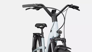 Specialized E-Bike Como 4.0 mit Nabenschaltung IGH RH in glänzendem hellblau, frontale Detailansicht vor weißem Hintergund