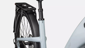 Specialized E-Bike Como 4.0 mit Nabenschaltung IGH RH in glänzendem hellblau, Detailansicht Sattelstange vor weißem Hintergund