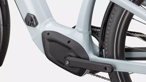 Specialized E-Bike Como 4.0 mit Nabenschaltung IGH RH in glänzendem hellblau, Detailansicht Pedale vor weißem Hintergund