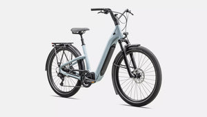 Specialized E-Bike Como 4.0 mit Nabenschaltung IGH RH in glänzendem hellblau, seitlich-frontale Ansicht vor weißem Hintergund