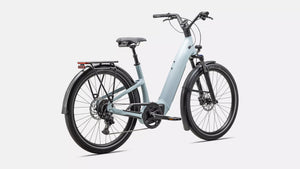 Specialized E-Bike Como 4.0 mit Nabenschaltung IGH RH in glänzendem hellblau, schräge Ansicht von Hinten vor weißem Hintergund