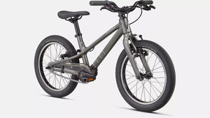 Kinderfahrrad in glänzendem grau, schräge Ansicht von Vorne auf weißem Hintergrund
