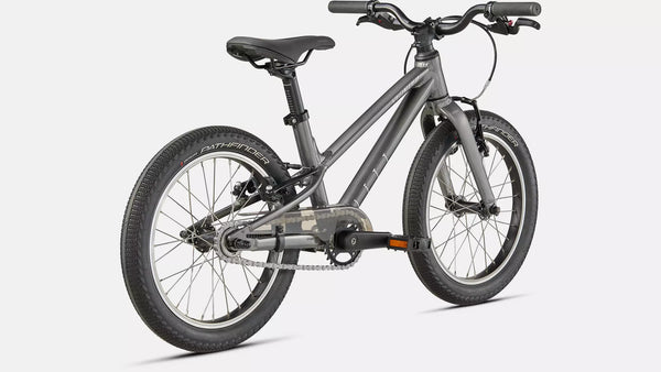 Kinderfahrrad in glänzendem grau, schräge Ansicht von Vorne auf weißem Hintergrund