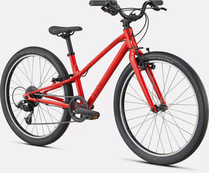 Kinderfahrrad in glänzendem rot, schräge Ansicht von Vorne auf weißem Hintergrund