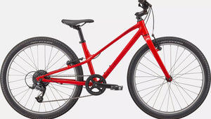 Kinderfahrrad in glänzendem rot, seitliche Ansicht auf weißem Hintergrund