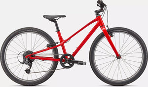 Kinderfahrrad in glänzendem rot, seitliche Ansicht auf weißem Hintergrund