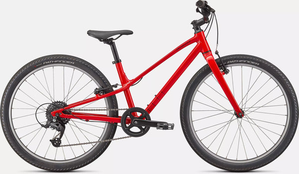 Kinderfahrrad in glänzendem rot, seitliche Ansicht auf weißem Hintergrund