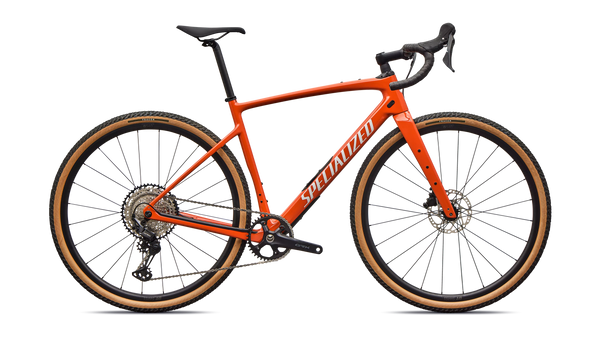 Specialized Diverge 4 Sport Carbon Gravelbike in glänzendem orange mit weißen Details, seitliche Ansicht auf weißem/transparentem Hintergrund