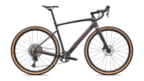 Specialized Diverge 4 Sport Carbon Gravelbike in mattem grau mit rosa Details, seitliche Ansicht auf weißem/transparentem Hintergrund