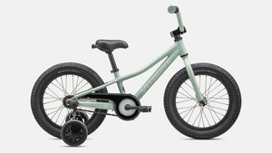Specialized Kinderrad Riprock Coaster in hellem salbei-grün, 16 Zoll und geeignet für Kinder ab 4 Jahren und 100cm Körpergröße, Stützräder und Sattelgriff, seitliche Ansicht vor weißem Hintergrund