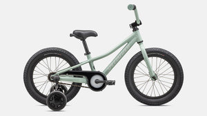 Specialized Kinderrad Riprock Coaster in hellem salbei-grün, 16 Zoll und geeignet für Kinder ab 4 Jahren und 100cm Körpergröße, Stützräder und Sattelgriff, seitliche Ansicht vor weißem Hintergrund