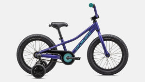 Specialized Kinderrad Riprock Coaster in kräftigem lila-blau mit petrol-blauen Details, 16 Zoll und geeignet für Kinder ab 4 Jahren und 100cm Körpergröße, Stützräder und Sattelgriff, seitliche Ansicht vor weißem Hintergrund