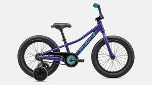 Specialized Kinderrad Riprock Coaster in kräftigem lila-blau mit petrol-blauen Details, 16 Zoll und geeignet für Kinder ab 4 Jahren und 100cm Körpergröße, Stützräder und Sattelgriff, seitliche Ansicht vor weißem Hintergrund
