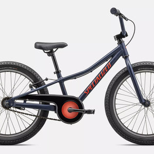 Specialized Kinderrad Riprock in satin-mattem dunkelblau mit kräftigen roten Details, 20 Zoll und ideal für 4- bis 9-Jährige, Kettenschutz, seitliche Ansicht vor weißem Hintergrund