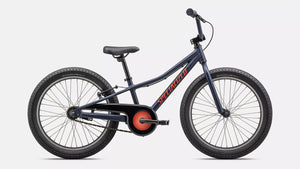 Specialized Kinderrad Riprock in satin-mattem dunkelblau mit kräftigen roten Details, 20 Zoll und ideal für 4- bis 9-Jährige, Kettenschutz, seitliche Ansicht vor weißem Hintergrund