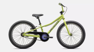 Specialized Kinderrad Riprock in glänzendem hellen gelb-grün mit lila Details, 20 Zoll und ideal für 4- bis 9-Jährige, Kettenschutz, seitliche Ansicht vor weißem Hintergrund