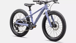 Specialized Kinder Mountainbike Riprock in glänzendem hellblau-lila, 20 Zoll und ideal für 4- bis 9-Jährige, schräge Ansicht von Vorne vor weißem Hintergrund
