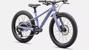 Specialized Kinder Mountainbike Riprock in glänzendem hellblau-lila, 20 Zoll und ideal für 4- bis 9-Jährige, schräge Ansicht von Vorne vor weißem Hintergrund