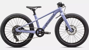 Specialized Kinder Mountainbike Riprock in glänzendem hellblau-lila, 20 Zoll und ideal für 4- bis 9-Jährige, seitliche Ansicht vor weißem Hintergrund