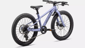 Specialized Kinder Mountainbike Riprock in glänzendem hellblau-lila, 20 Zoll und ideal für 4- bis 9-Jährige, schräge Ansicht von Hinten vor weißem Hintergrund